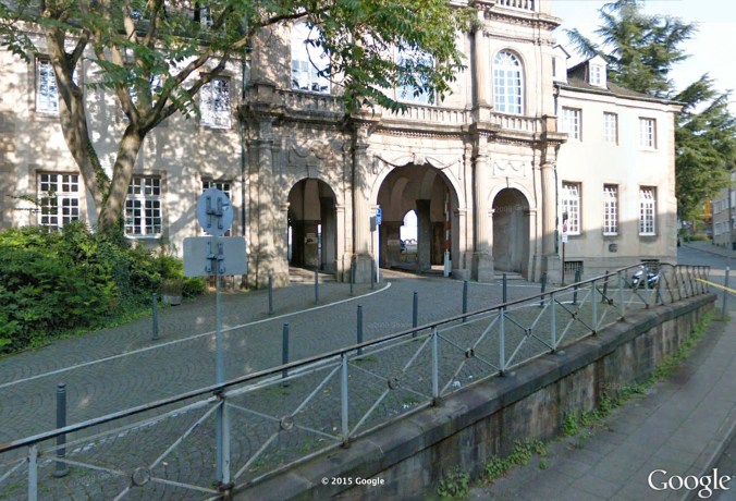 Atelier Prof. Hirz, über dem Portikus